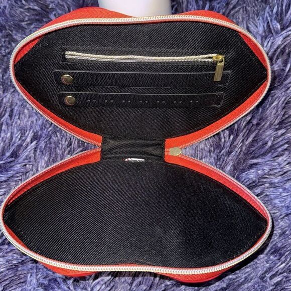 Juicy Couture red lip shaped jewelry storage travel case - Picture 4 of 7
